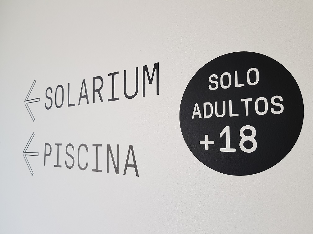 Piscina y Solarium Solo Adultos Hotel Carlos I Benidorm 