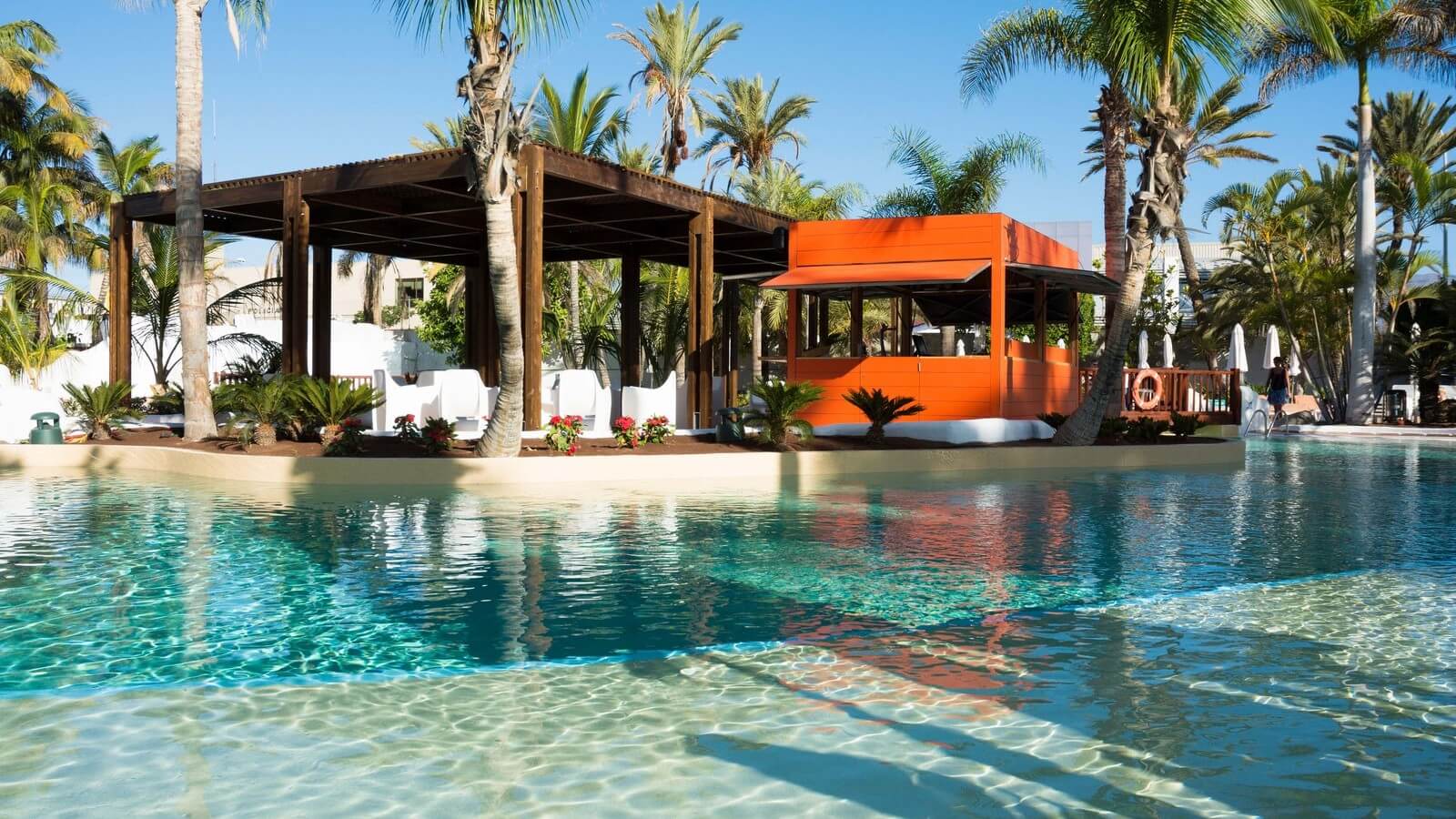 Swimming pool and chill out bar at the Hotel Gran Canaria Princess