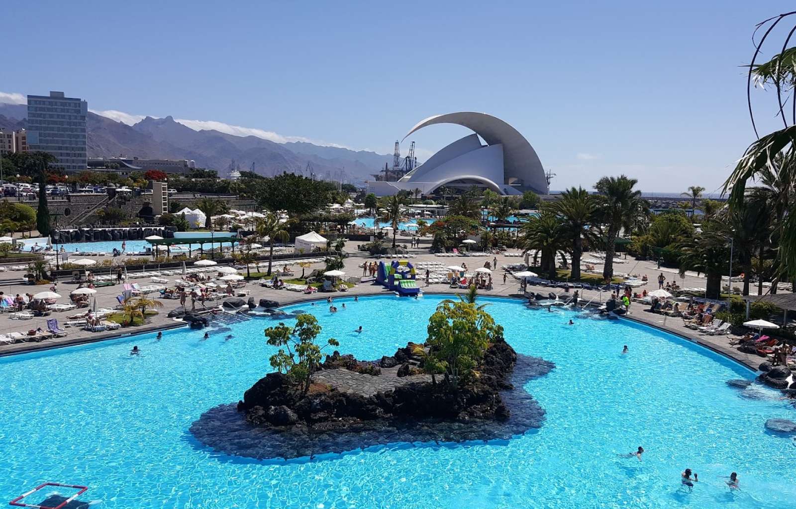 Vistas del Parque Marítimo de Santa Cruz de Tenerife con el Auditorio de fondo.