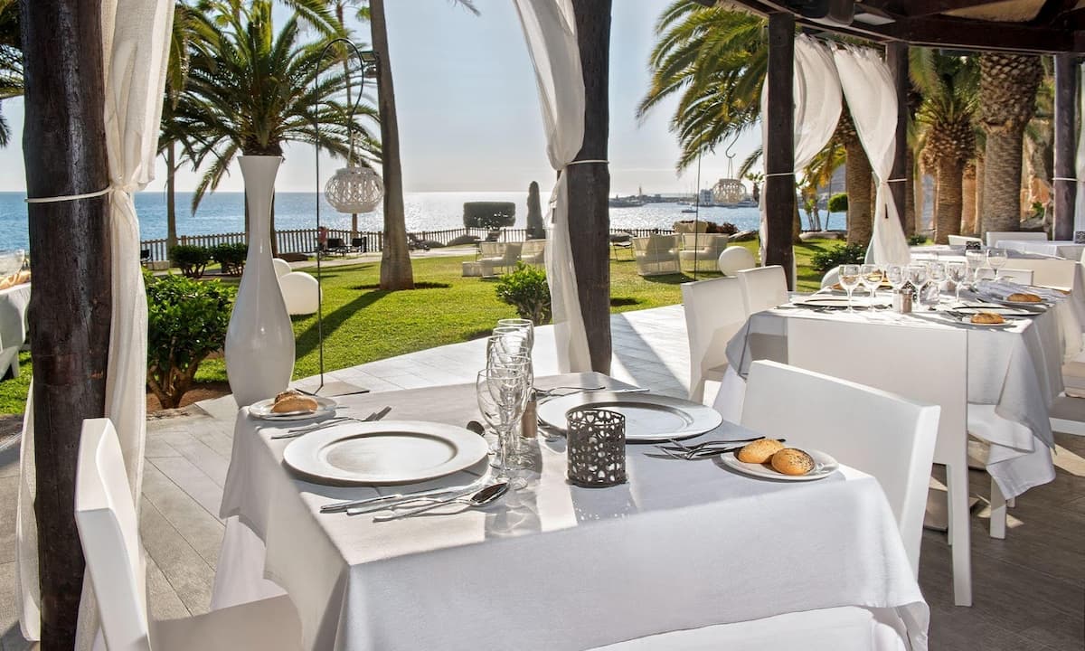 Restaurant mit Blick auf die Bucht von Taurito