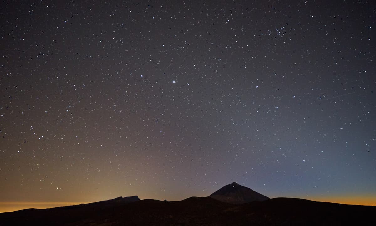 Vista panorámica al Teide de noche