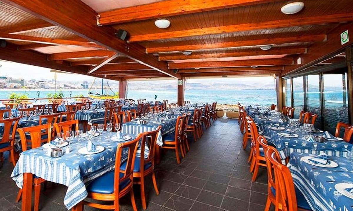 Salón comedor con amplios ventanales a la playa de Las Canteras