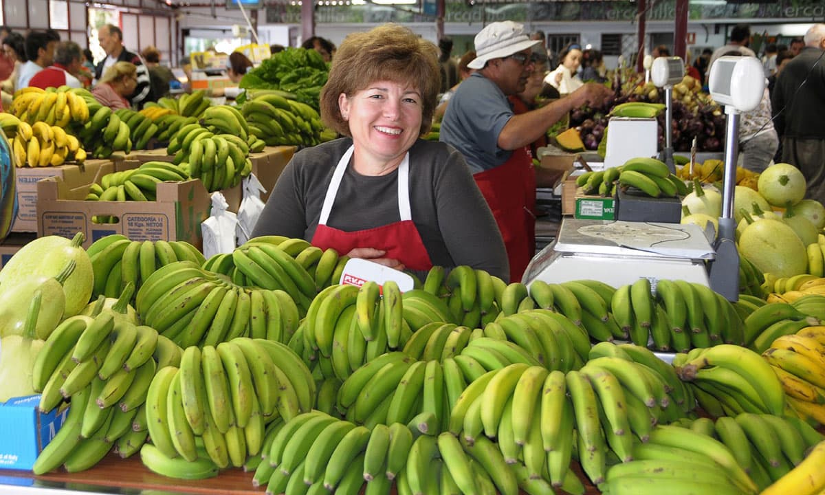 Puesto de plátanos en el mercado del agricultor de Tazacorte