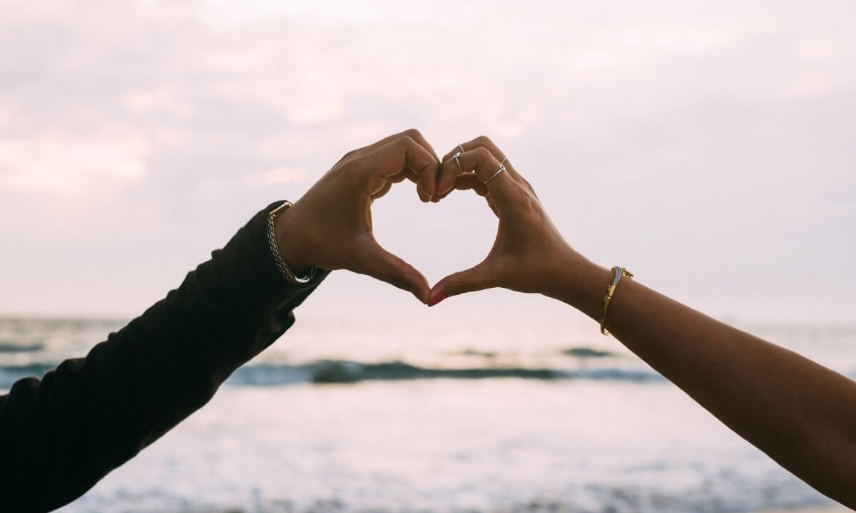 Dos manos que se juntan formando un corazón.