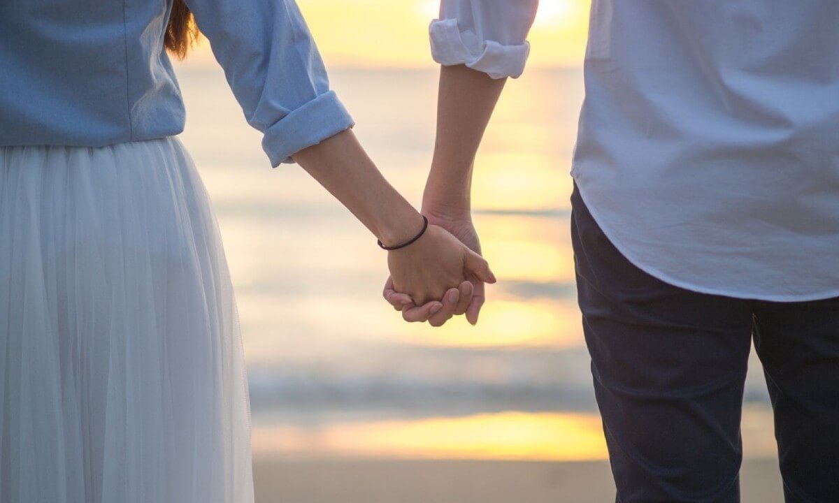 Una pareja con un horizonte de mar y arena