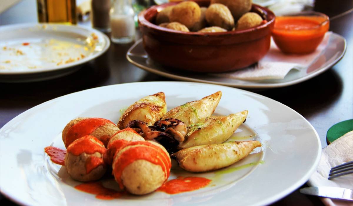 Tintenfischgericht mit Kartoffeln und kanarischem Mojo