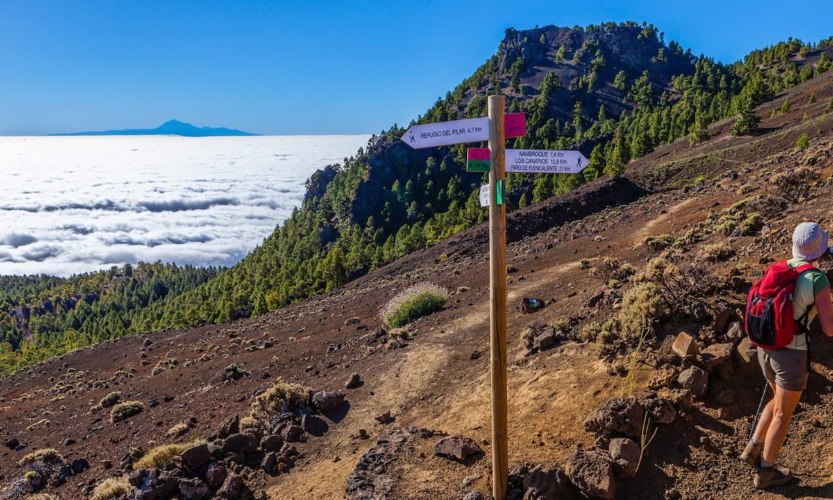 Señal para senderistas en la Ruta de Los Volcanes de La Palma
