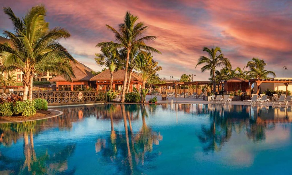 Zona de piscina del hotel Esencia de La Palma