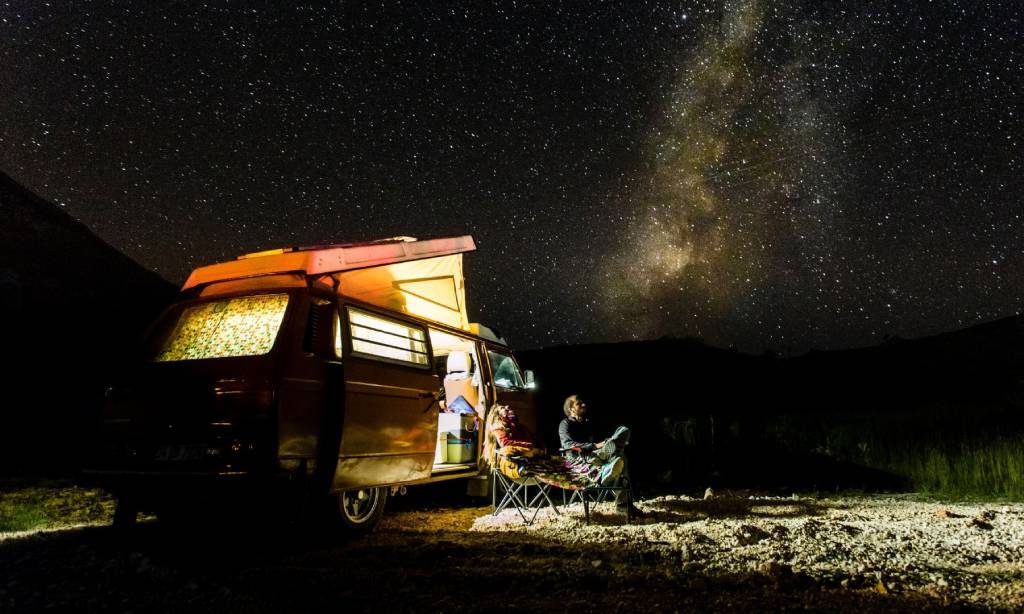 Pareja en caravana observando las estrellas en La Palma