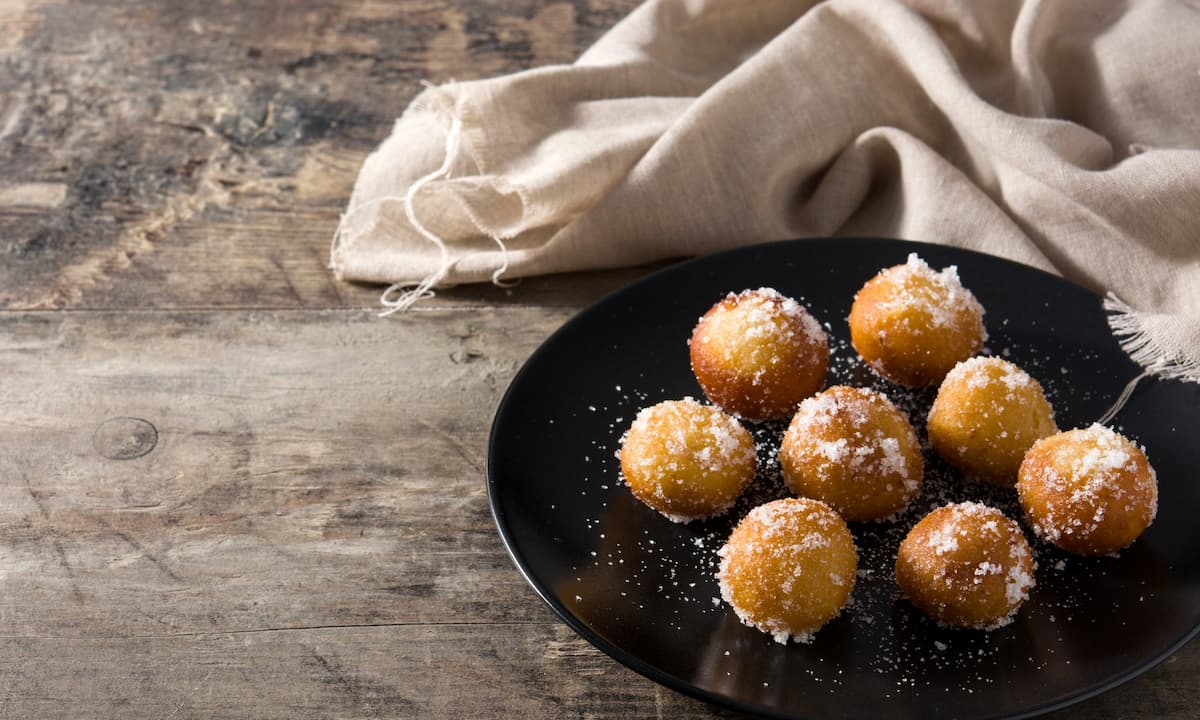 Carnival 'buñuelos' fritters with icing sugar