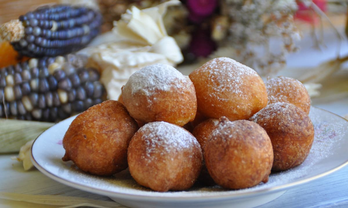 Teller mit "Buñuelos" Karnevals-Krapfen der Kanarischen Inseln