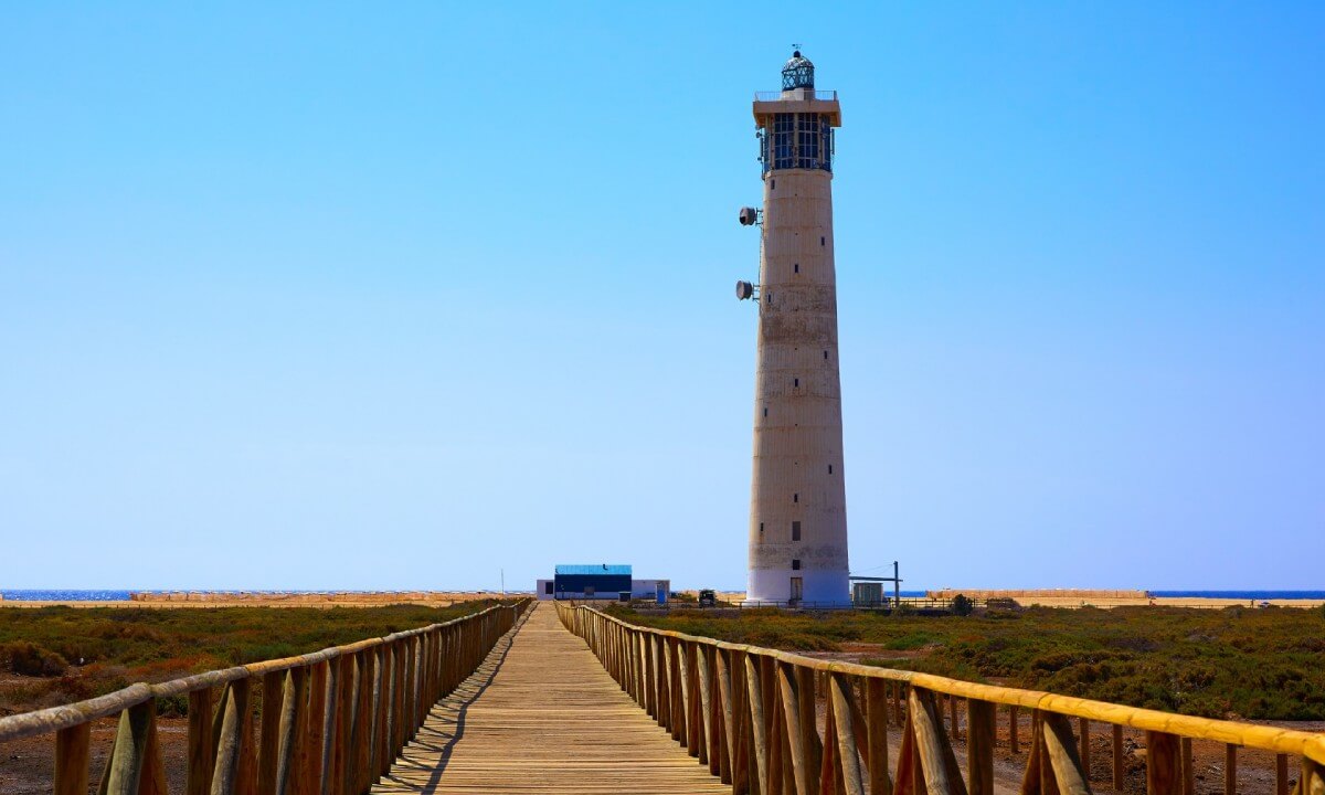 Pasarela hacia el faro de Morro Jable en Fuerteventura