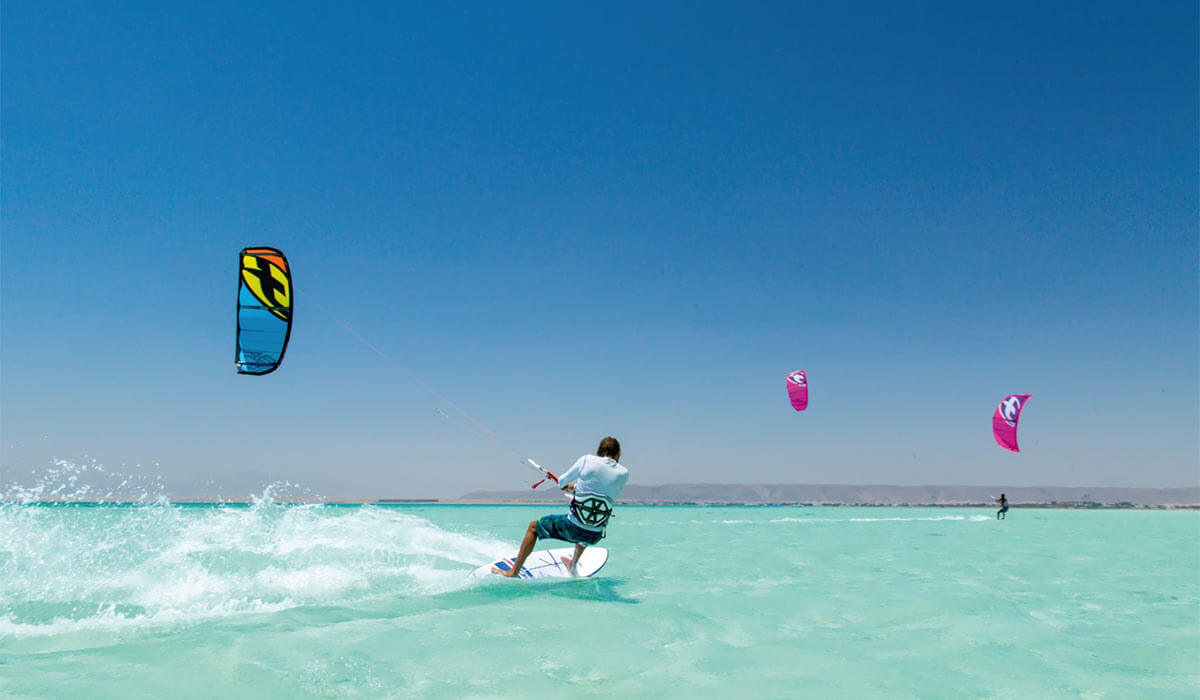 Person beim Kitesurfen