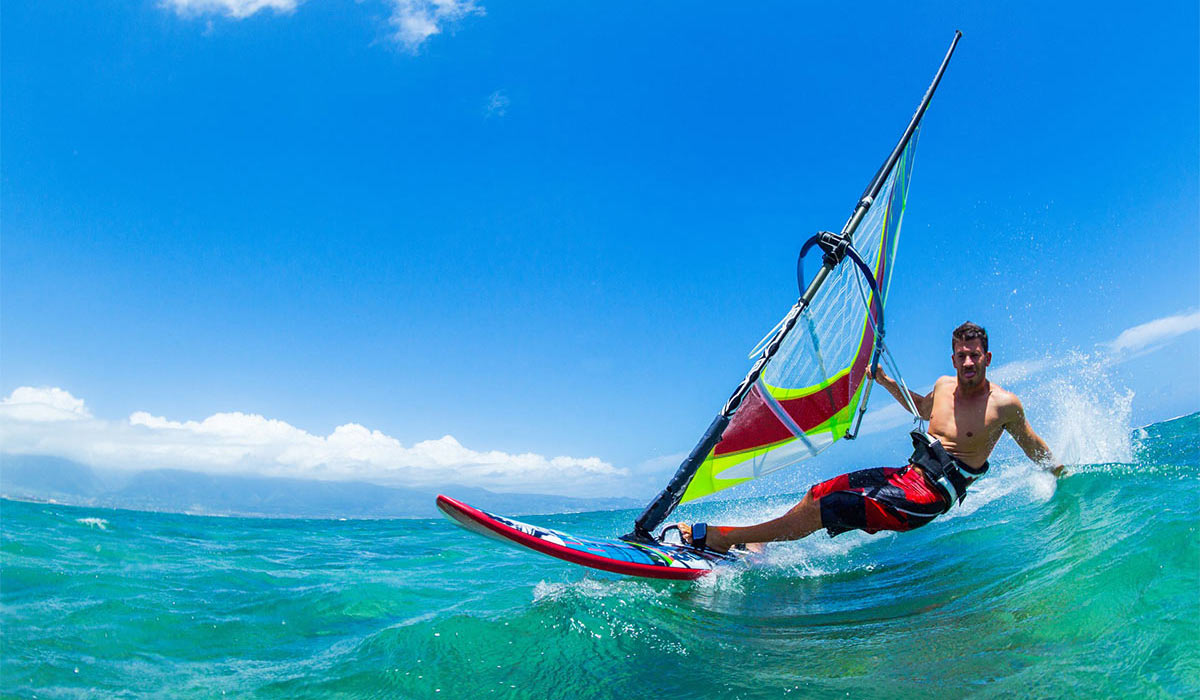 Mann beim Windsurfen