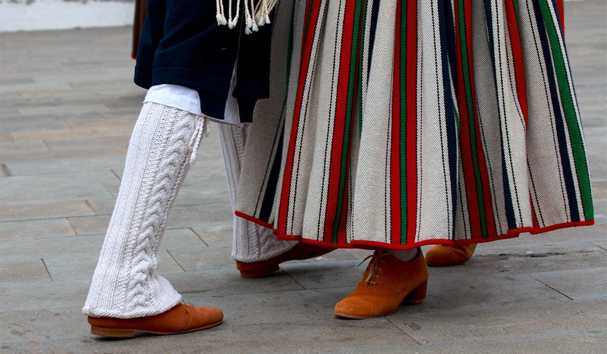 Mujer y hombre vestidos con ropa tradicional canaria bailando