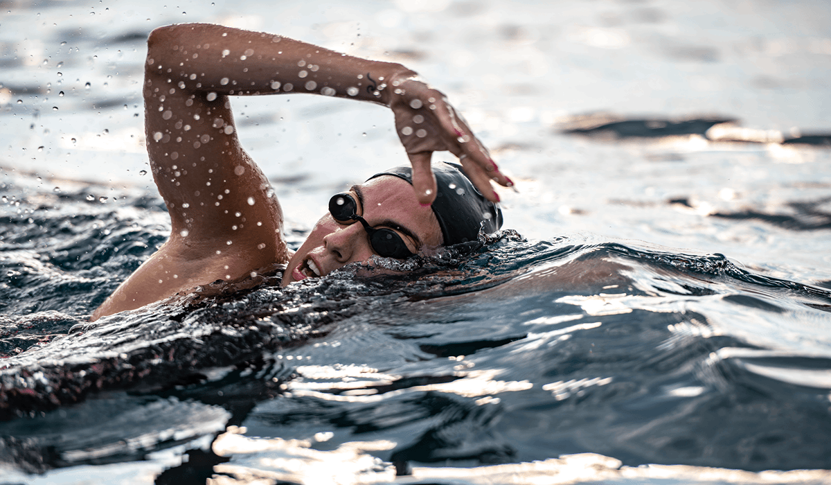 Nadadora compitiendo en una travesía