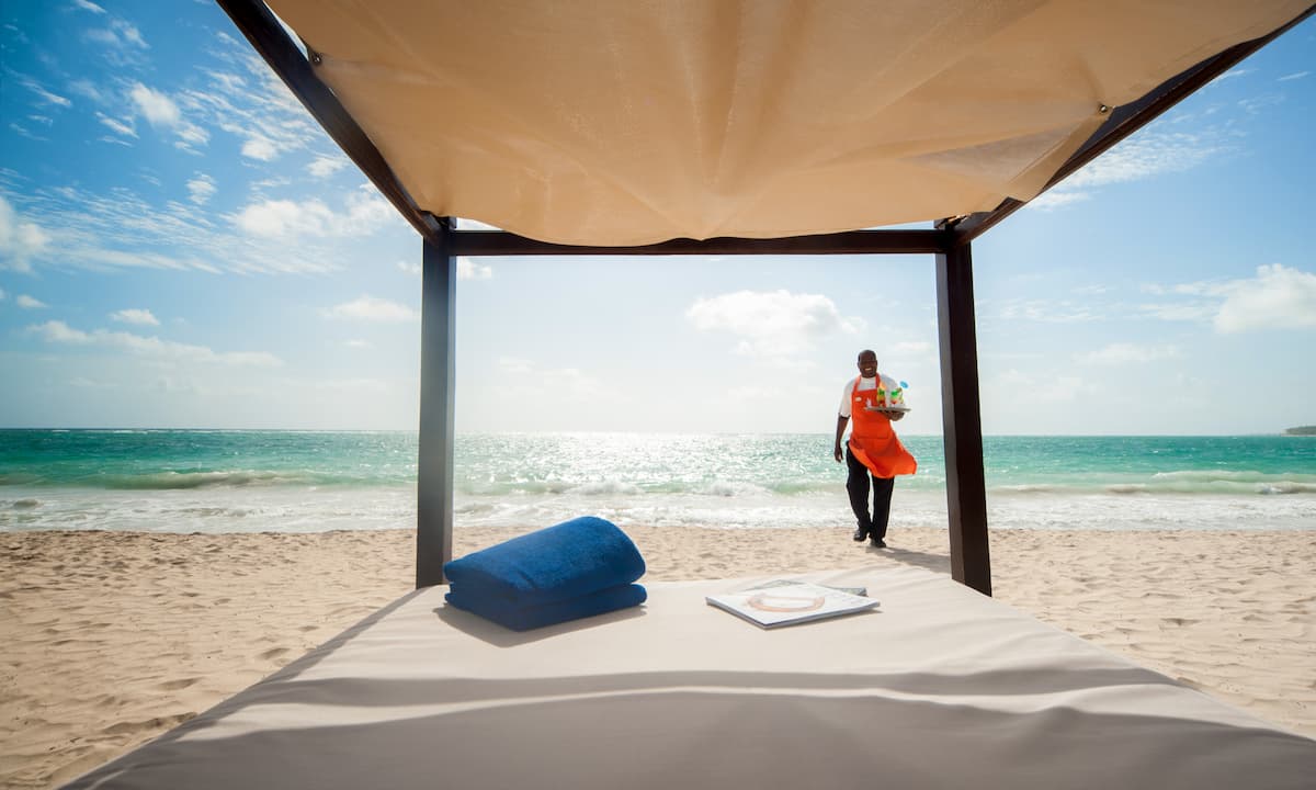 Servicio de camarero en la playa