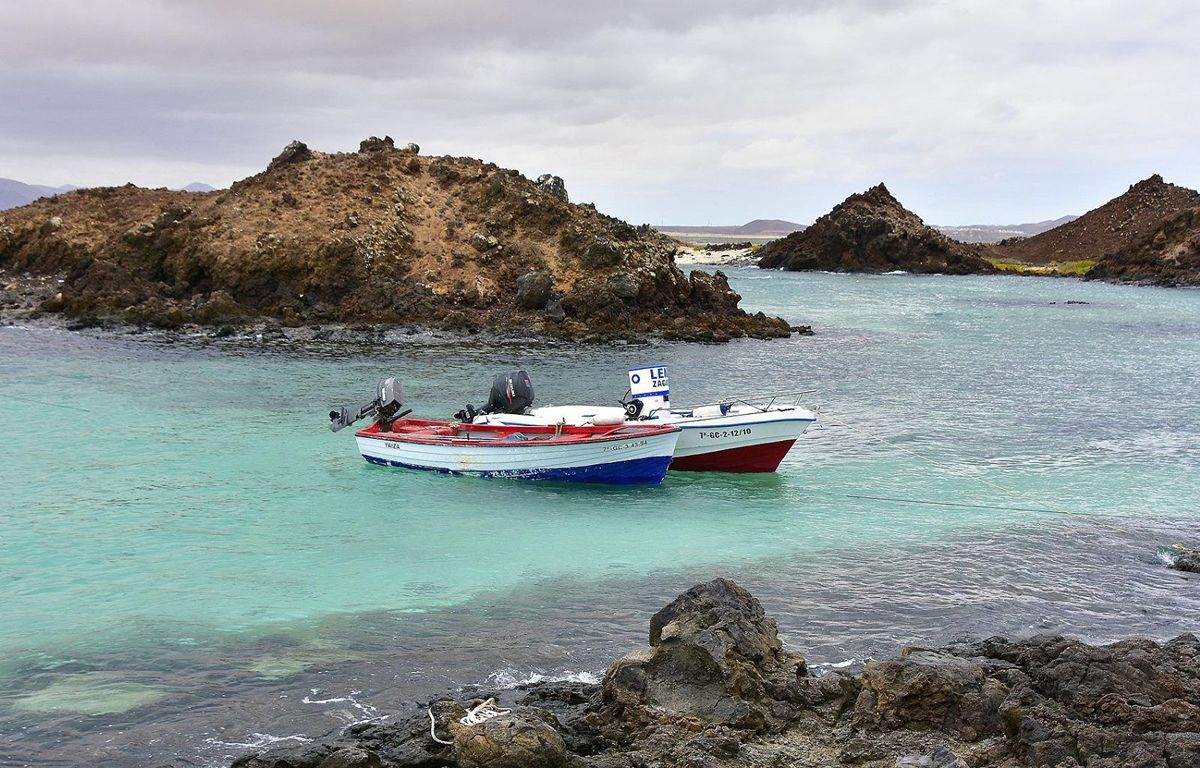 Dos embarcaciones en Isla de Lobos