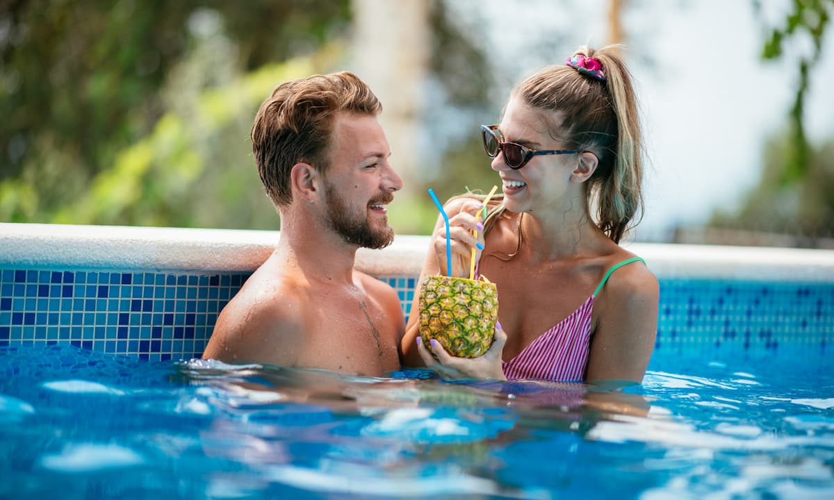 Pärchen genießt einen romantischen Moment im Pool, Kanarische Inseln 