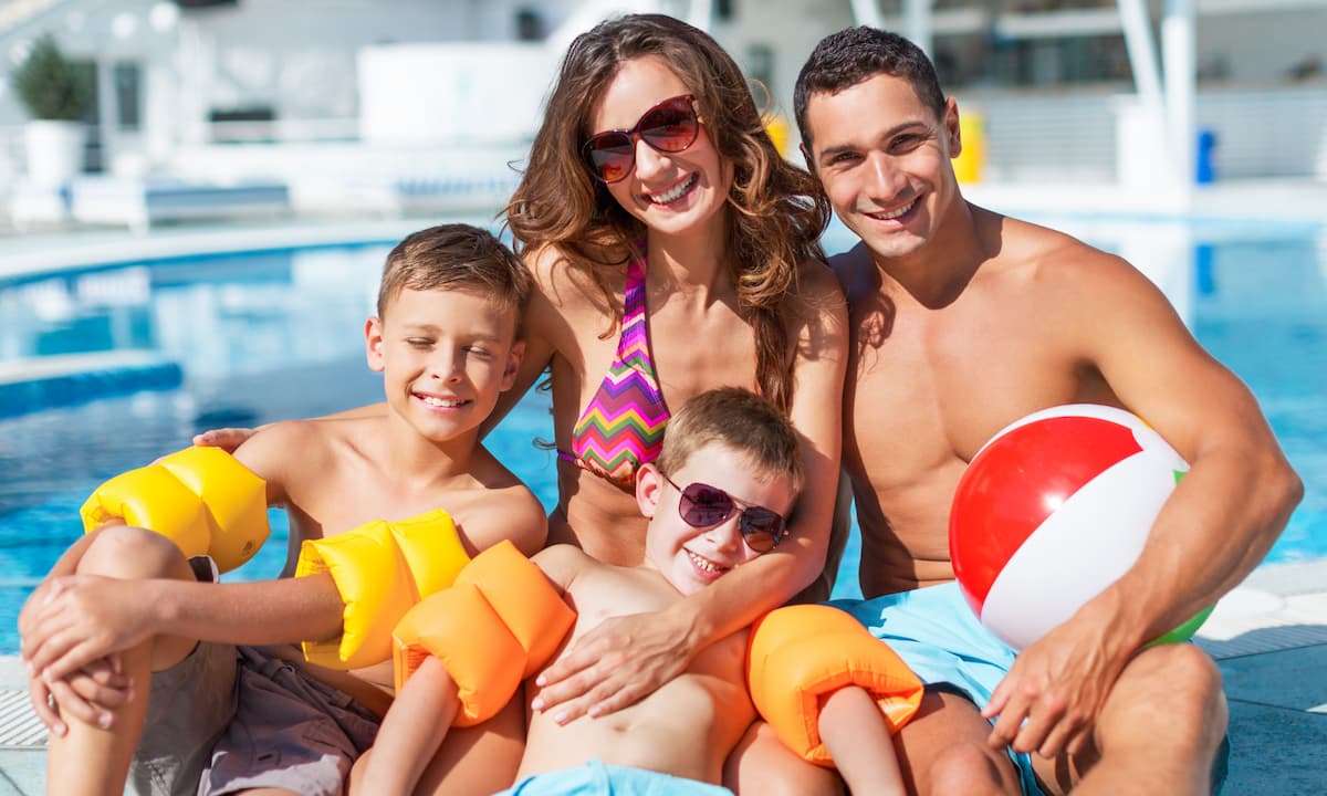 Familia disfrutando piscina hotel 