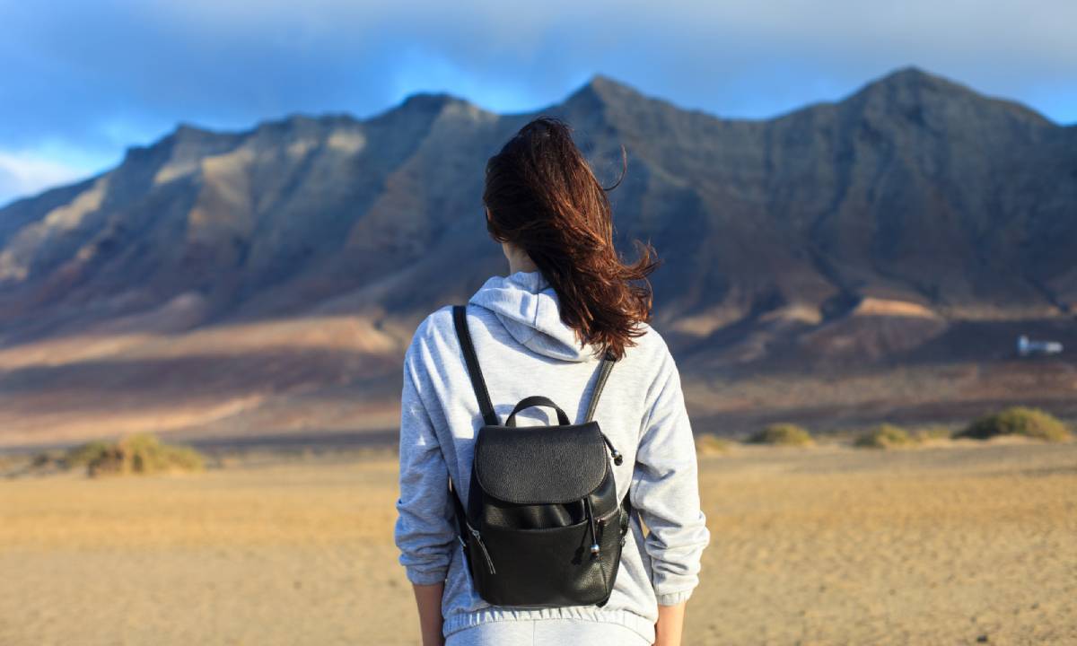 Chica mirando el paisaje de Cofete, en Fuerteventura