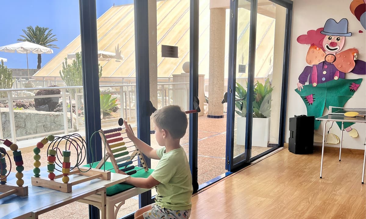 Niño disfrutando de servicios infantiles en hoteles Princess Gran Canaria