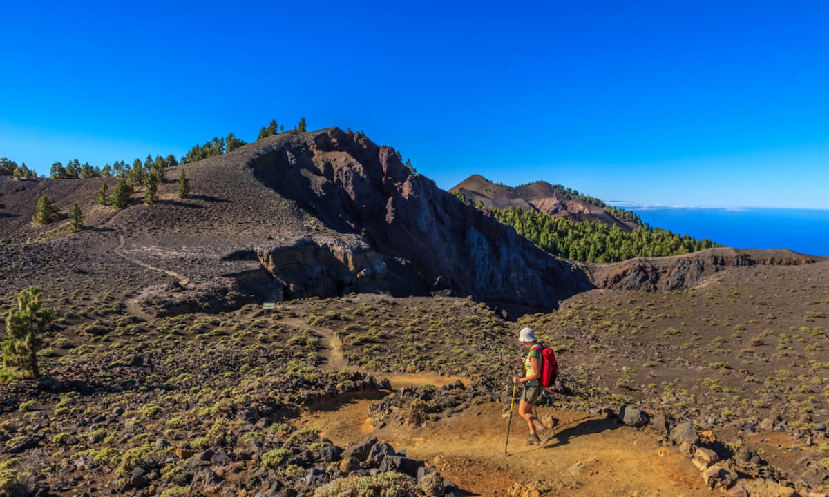 Senderista realizando la Ruta de los Volcanes en La Palma