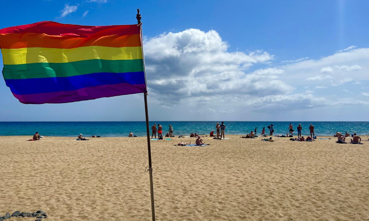 Bandera del Arco iris en la playa de Maspalomas