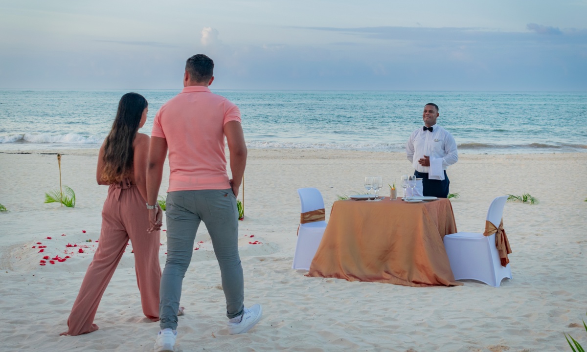 Pareja saltando en la playa
