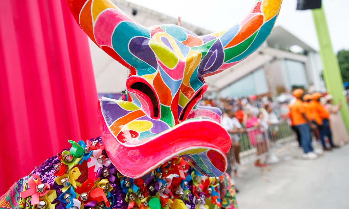 Disfraz colorido con máscara Carnaval Dominicano