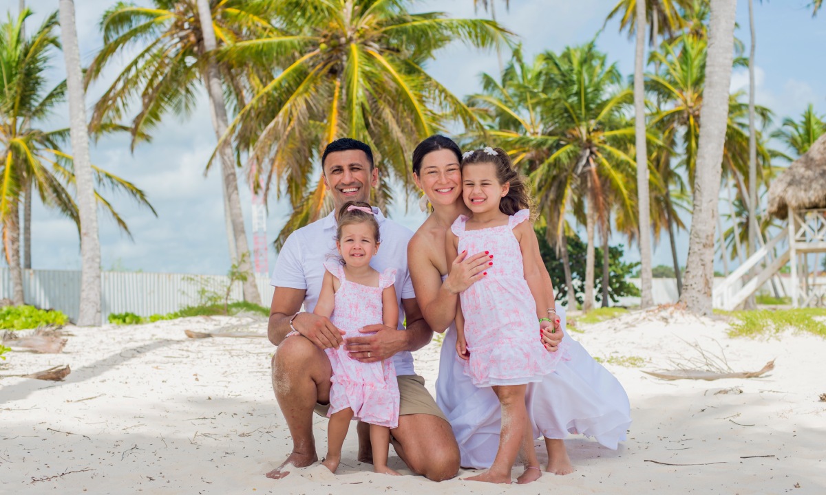 Familia en playa de Punta Cana