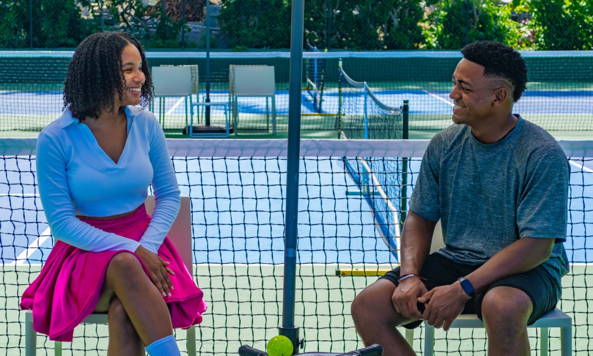pareja de jugadores de pickleball