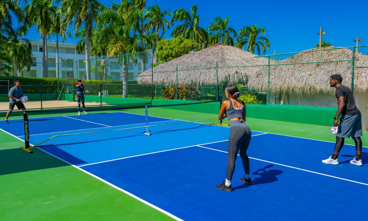 partido de dobles de pickleball