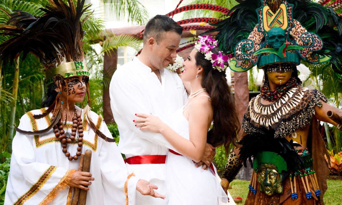 Paar, das nach dem Maya-Ritual heiratet