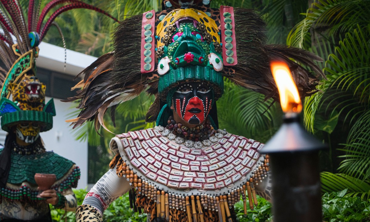 Chamán en ceremonia maya
