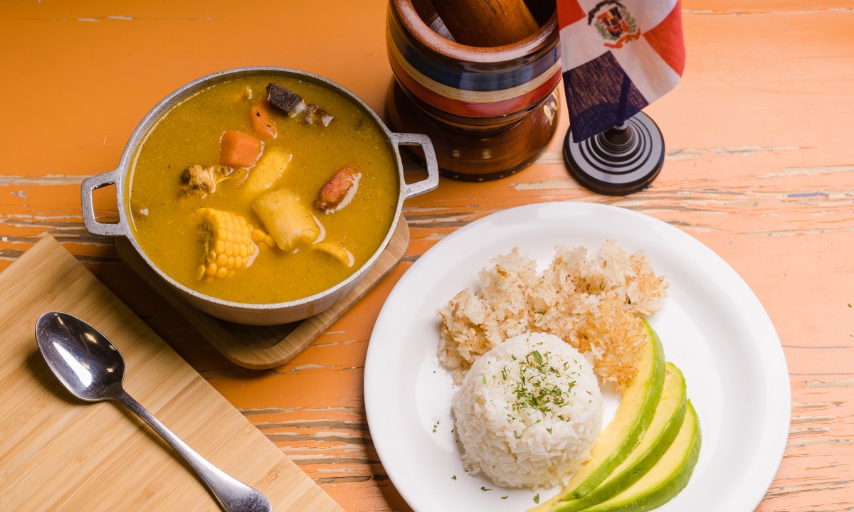 Platos de sancocho y mangú