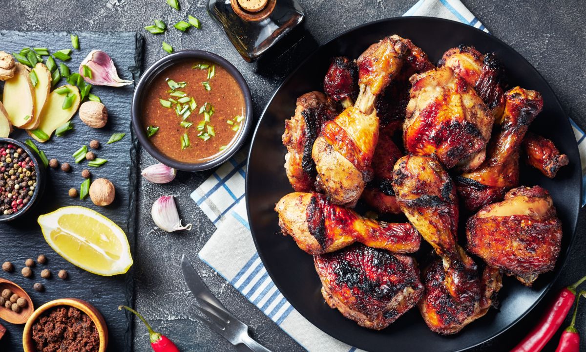 Plato de pollo jerk jamaicano