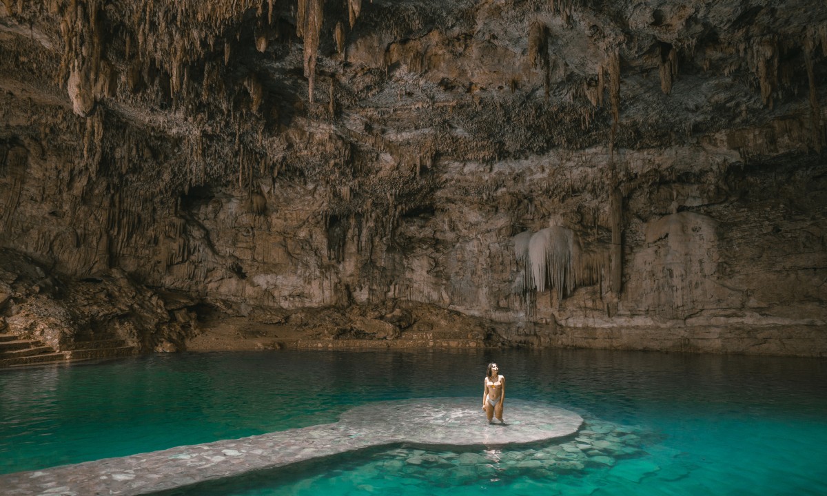 Mujer en cenote