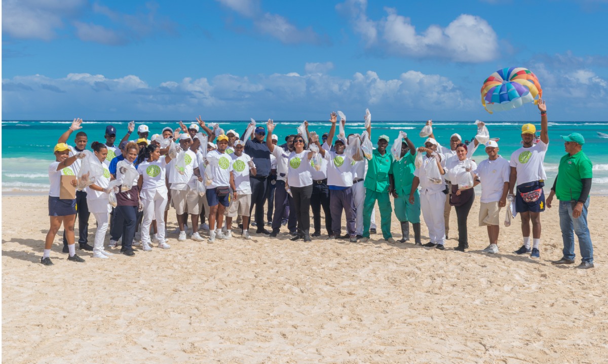 Equipo Princess Hotels Punta Cana en la playa