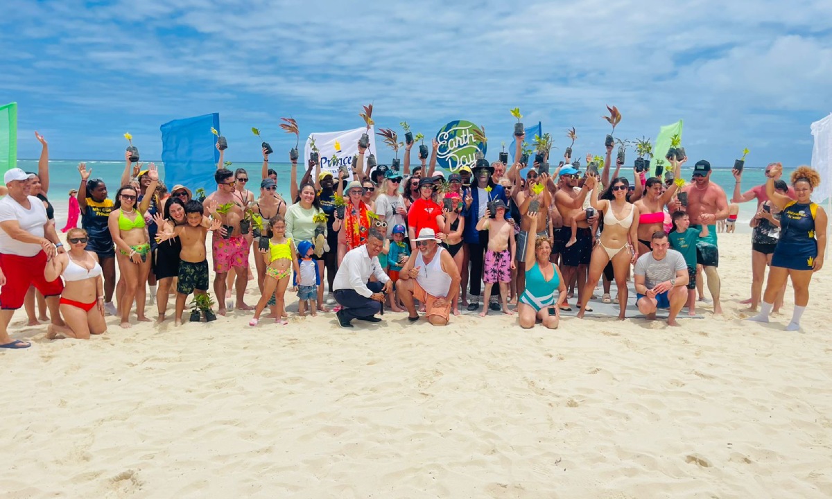 Jornadas de limpieza de playa y siembra de árboles en Punta Cana