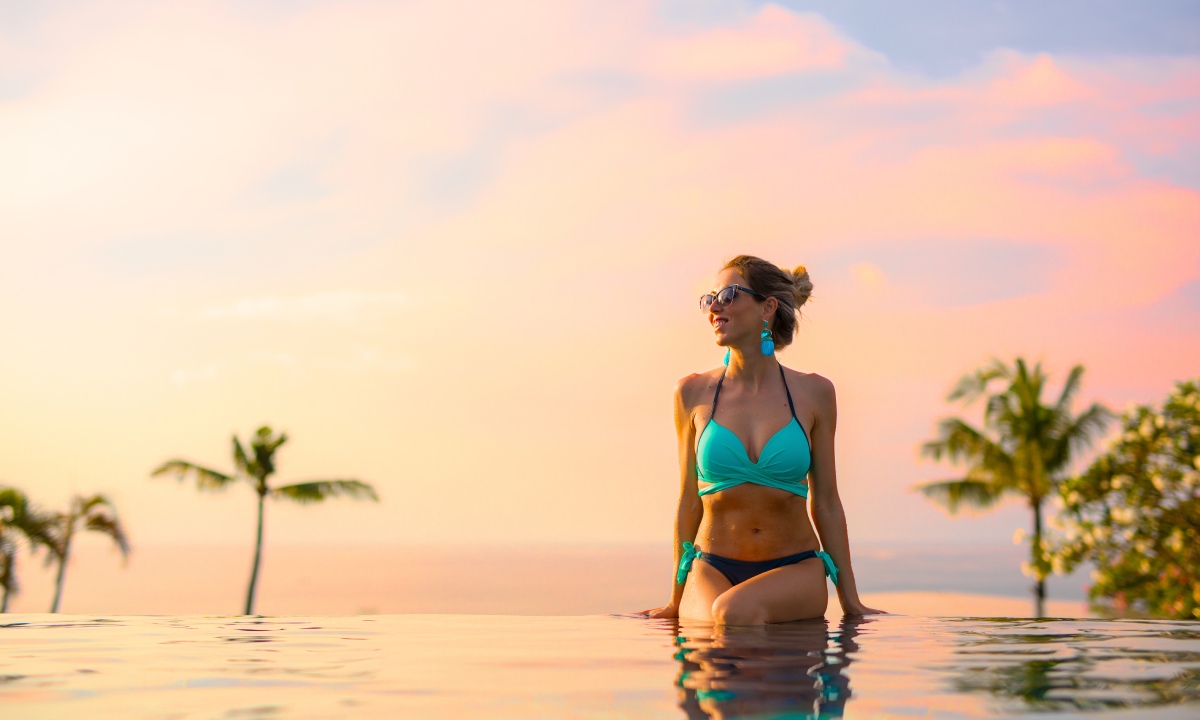 frau lächelnd am infinitypool