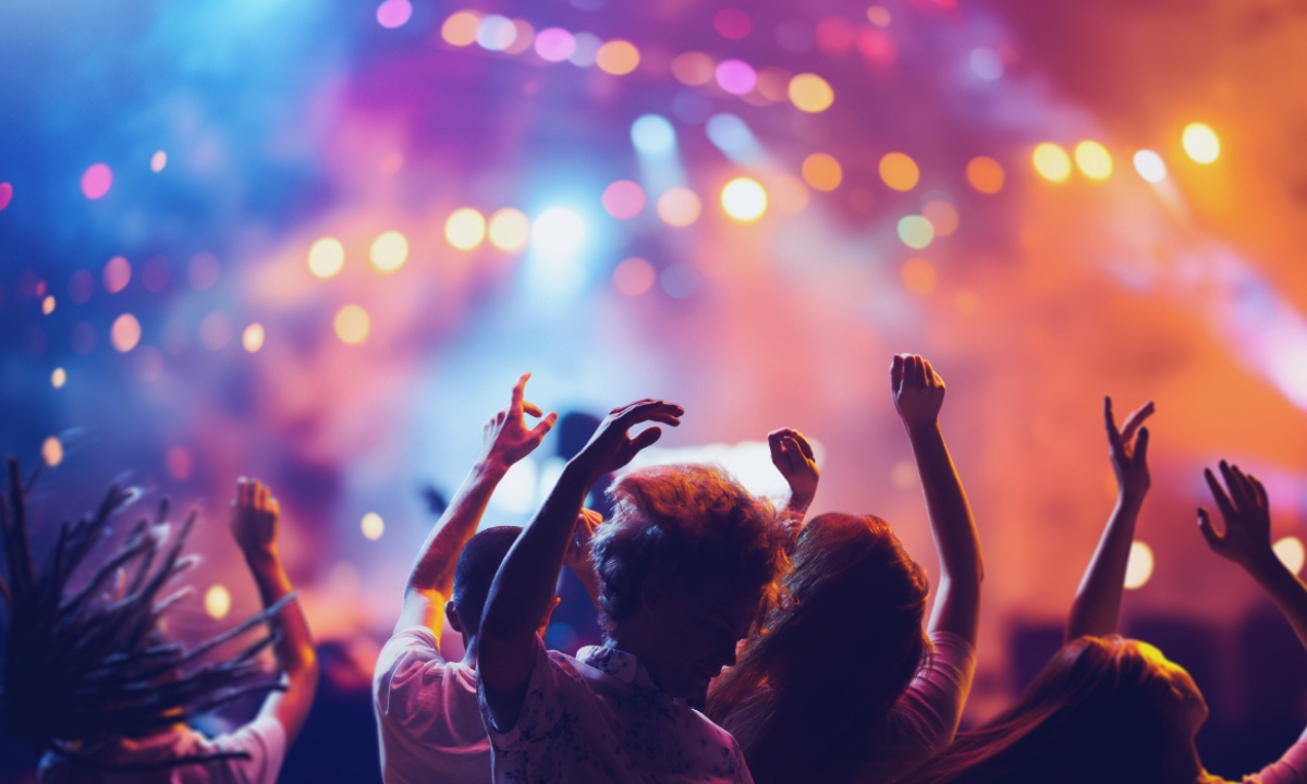 Leute tanzen auf der DJ-Party