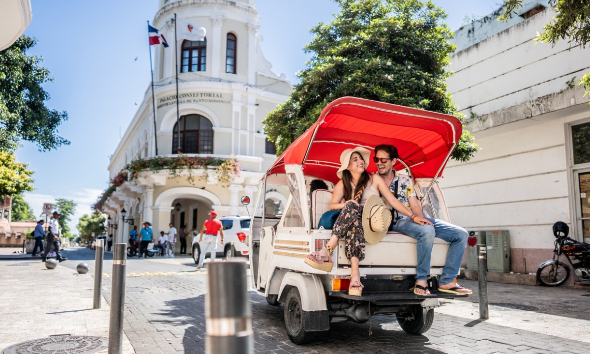 A couple in a taxi Santo Domingo