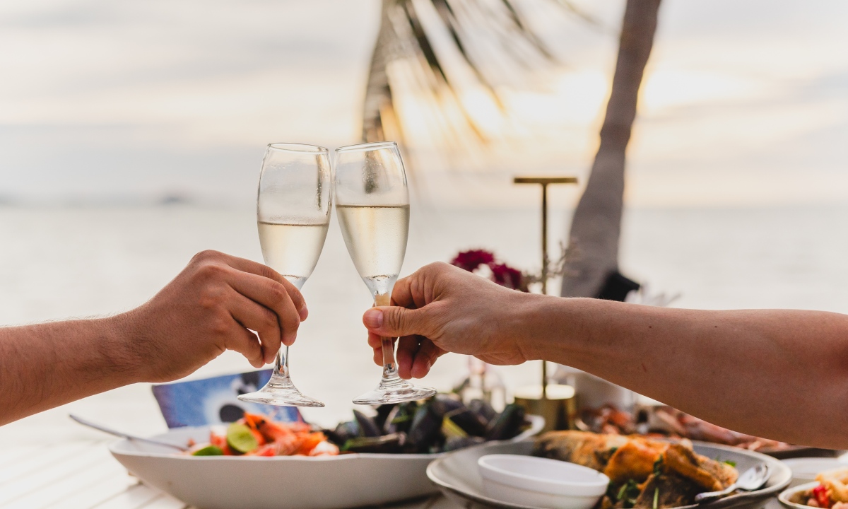 Champagnergläser beim Anstoßen für das Dinner