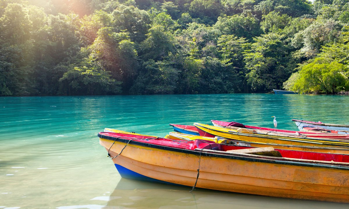 Boote auf dem Wasser auf Jamaika