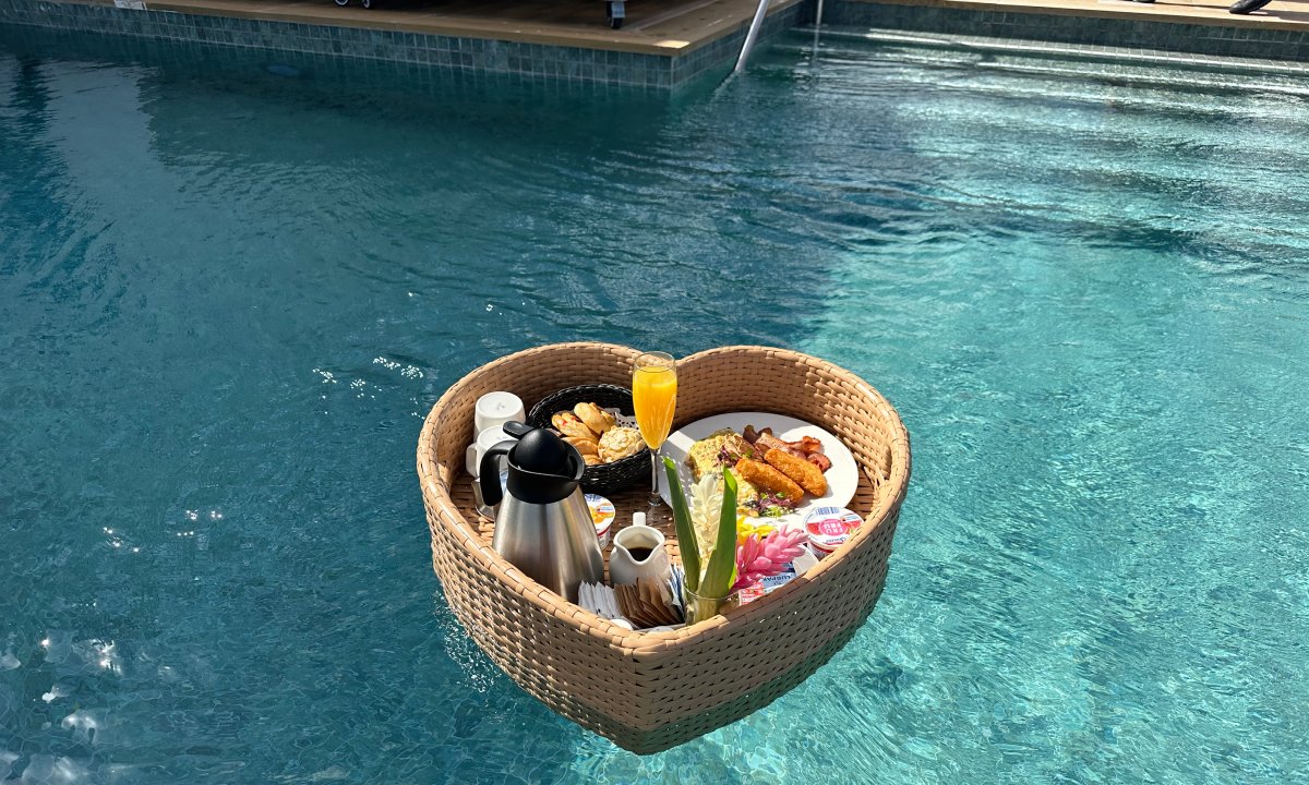 Herzförmiger Korb mit Frühstück am Pool