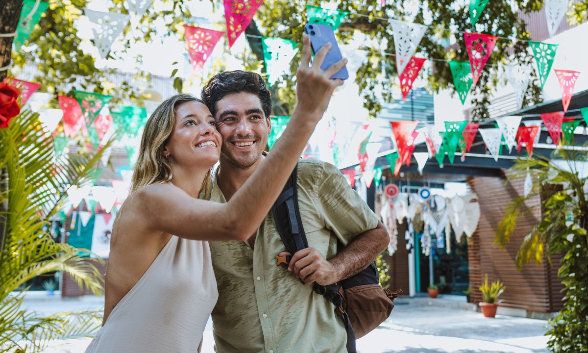 Pareja haciéndose un selfie en calle de Mexico