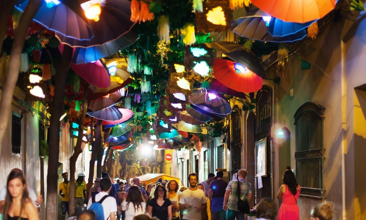 Calle al anochecer decorada con lámparas de colores