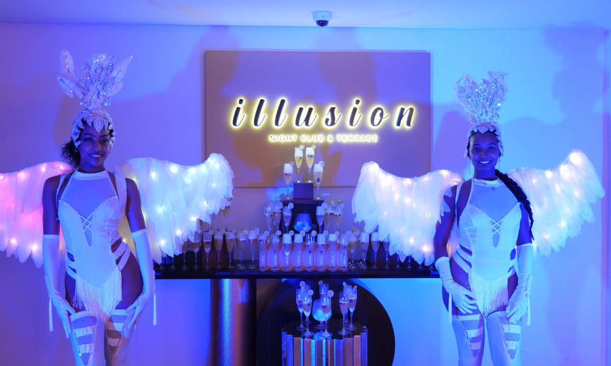 Modelos posando junto a bar en Illusion Terrace
