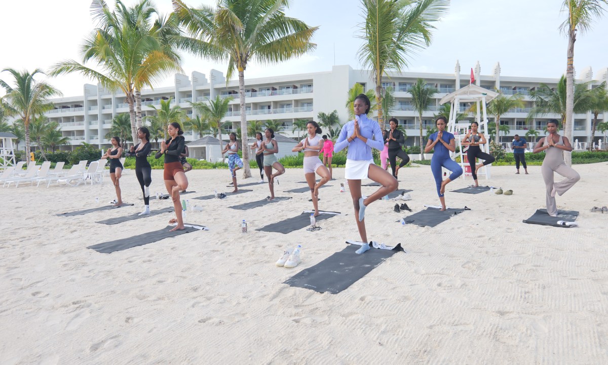 Grupo de mujeres en clase de yoga en la playa